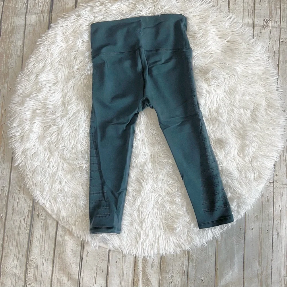 Lululemon green Capri leggings with cutouts size 4